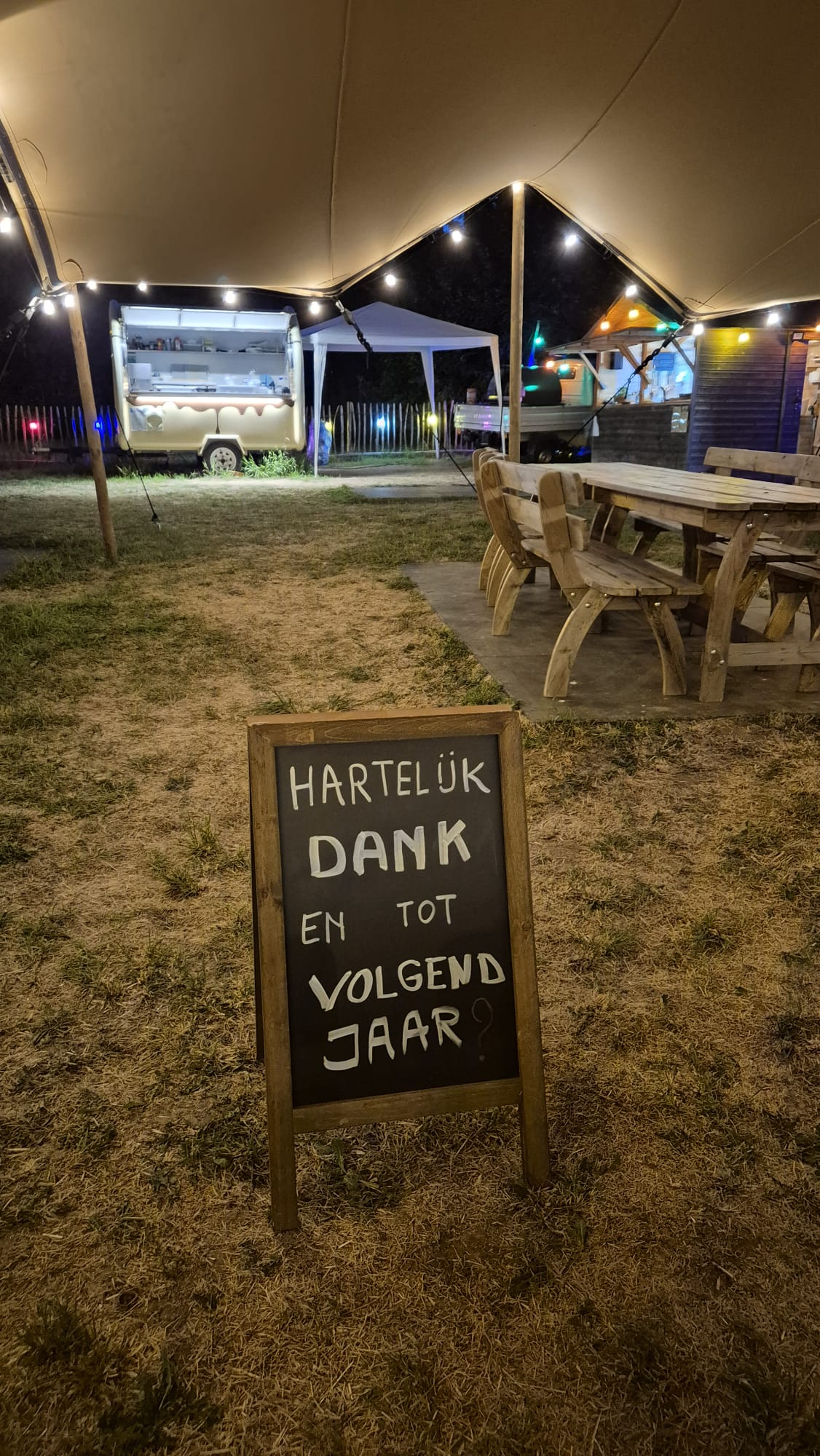 Bordje 'Hartelijk dank en tot volgend jaar' op de zomerbar