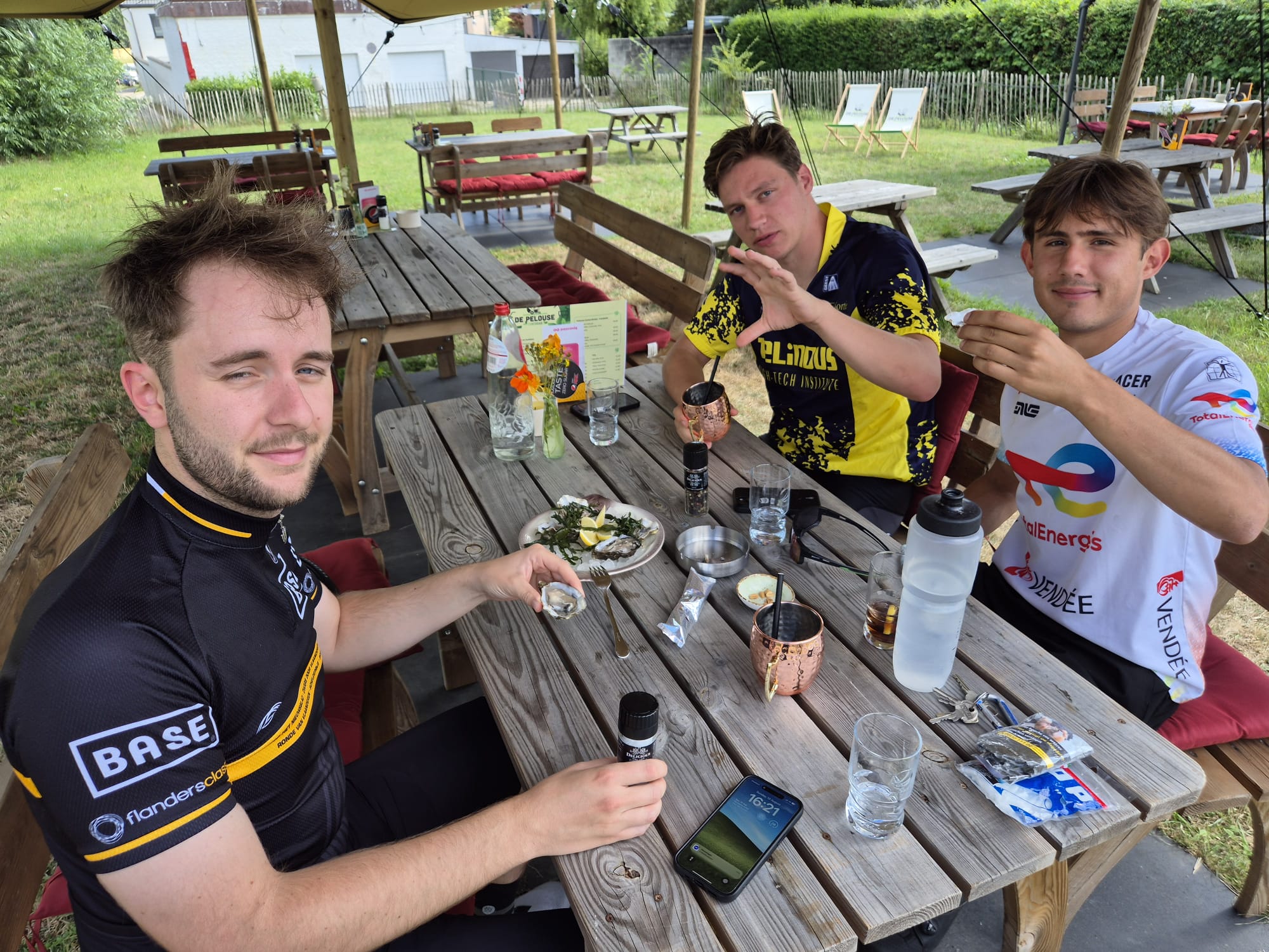 Vrienden genieten van oesters bij Zomerbar De Pelouse