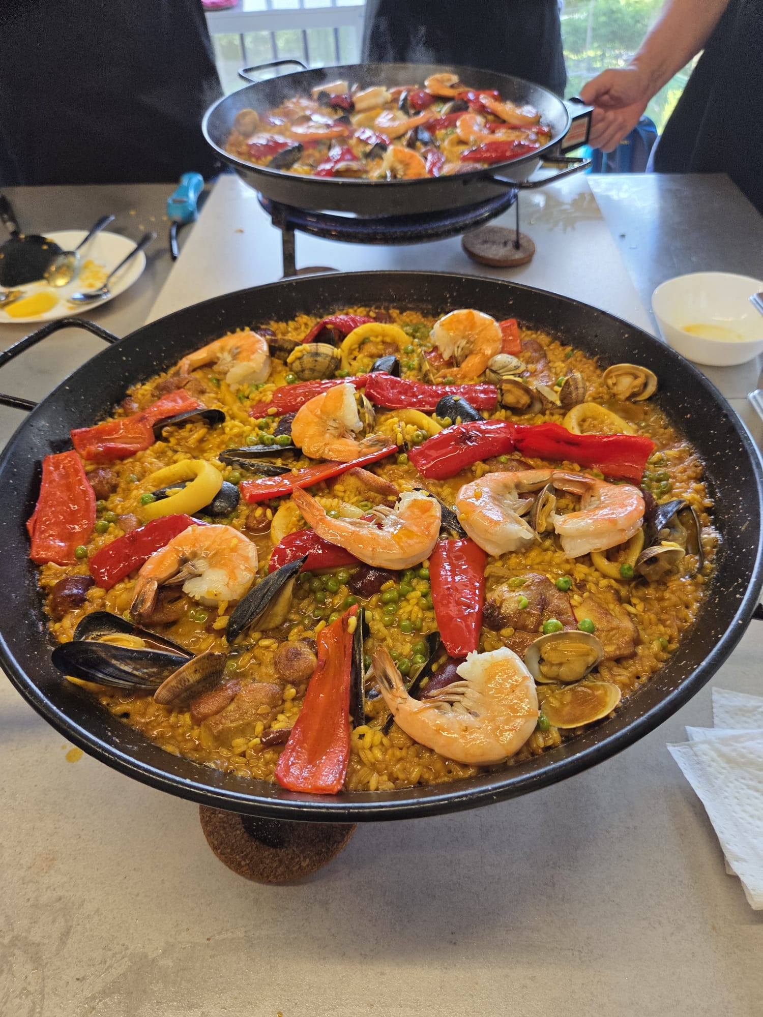 Paella mixta bereid in grote pannen