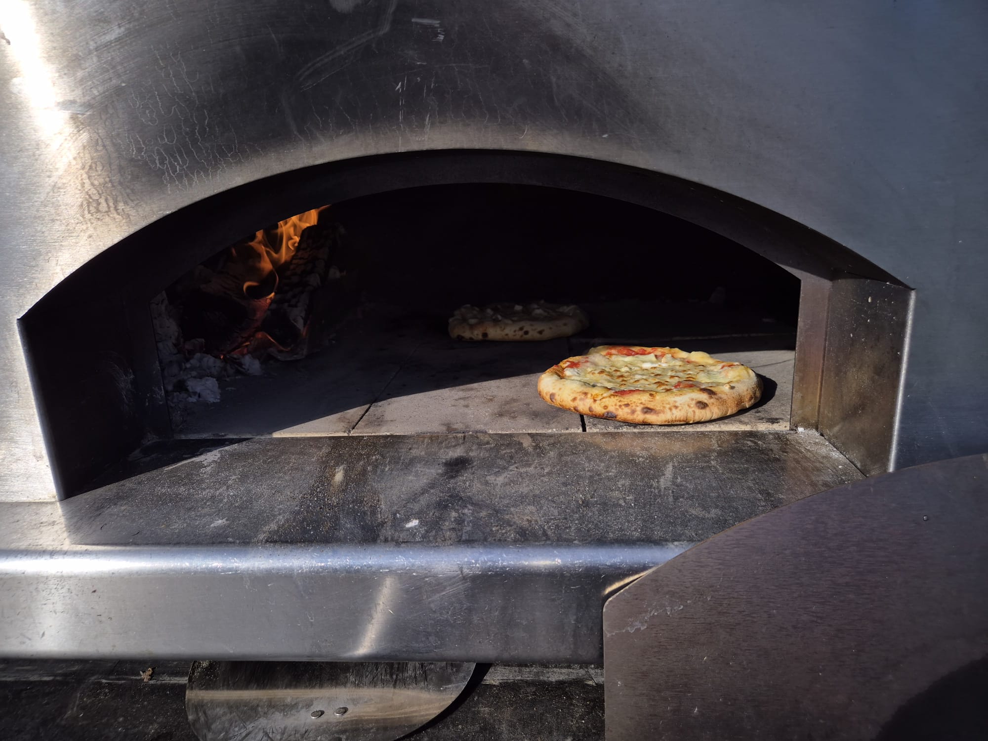 Pizza in de houtoven