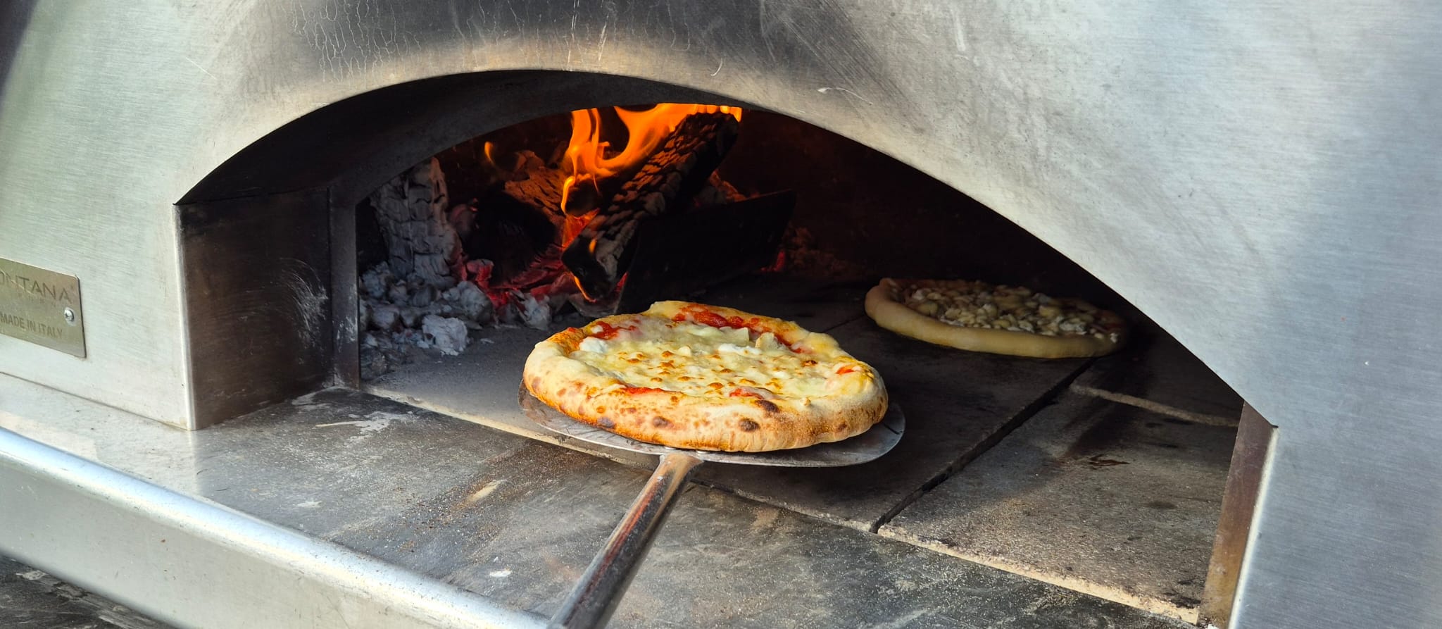 Pizza in de houtoven