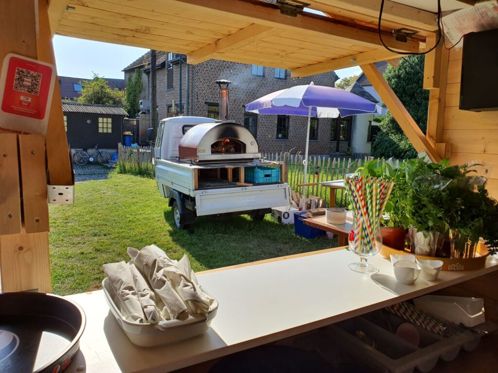 De pizzaoven op de weide