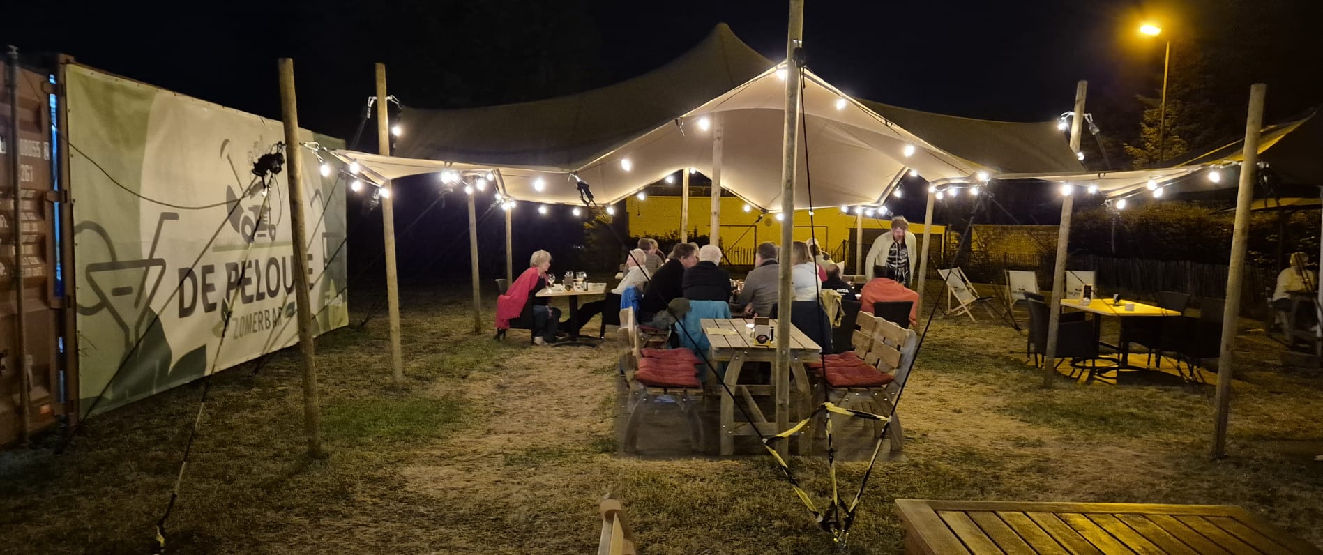 Avondsfeer bij Zomerbar De Pelouse