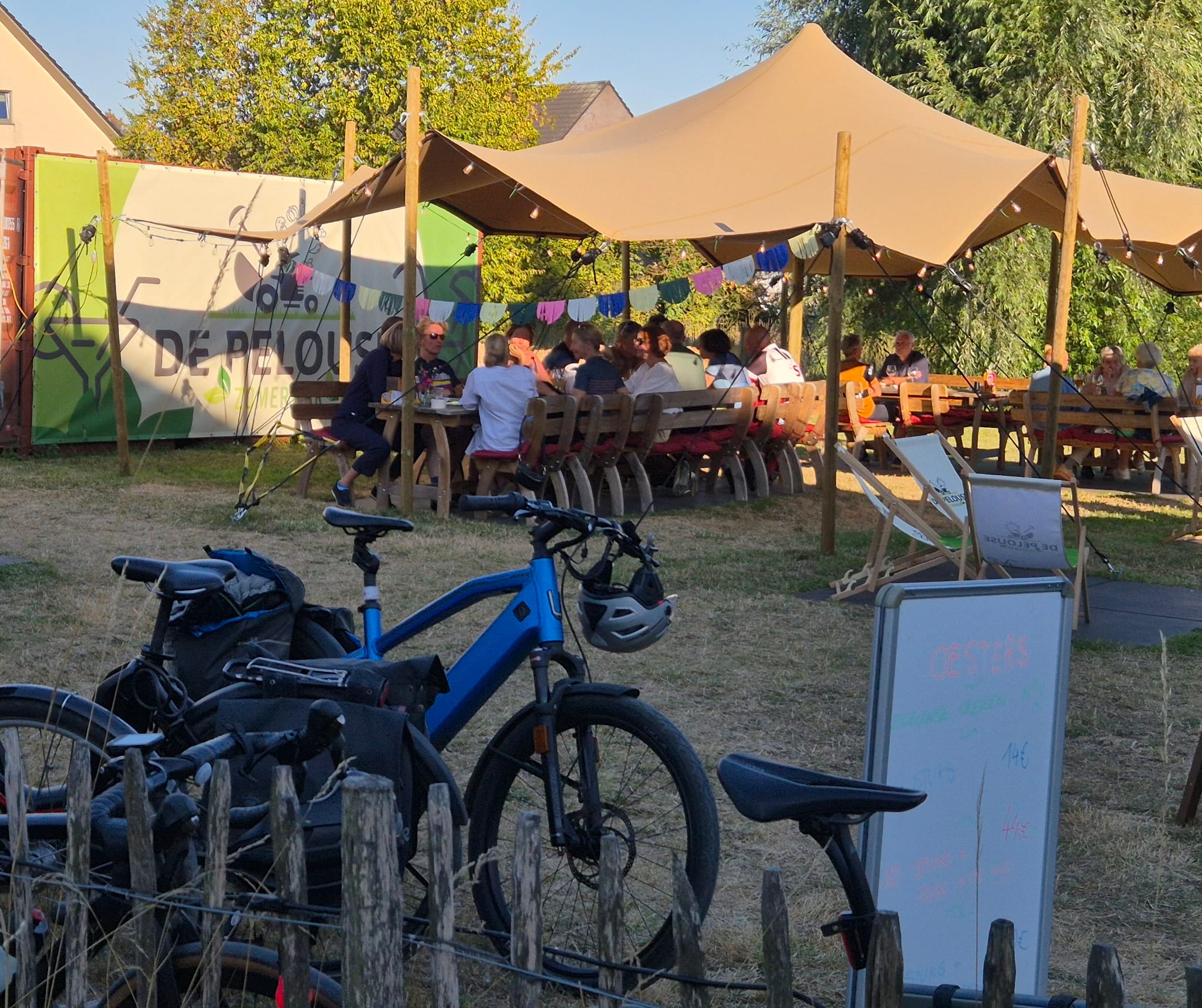 Terras met fietsen bij Zomerbar De Pelouse